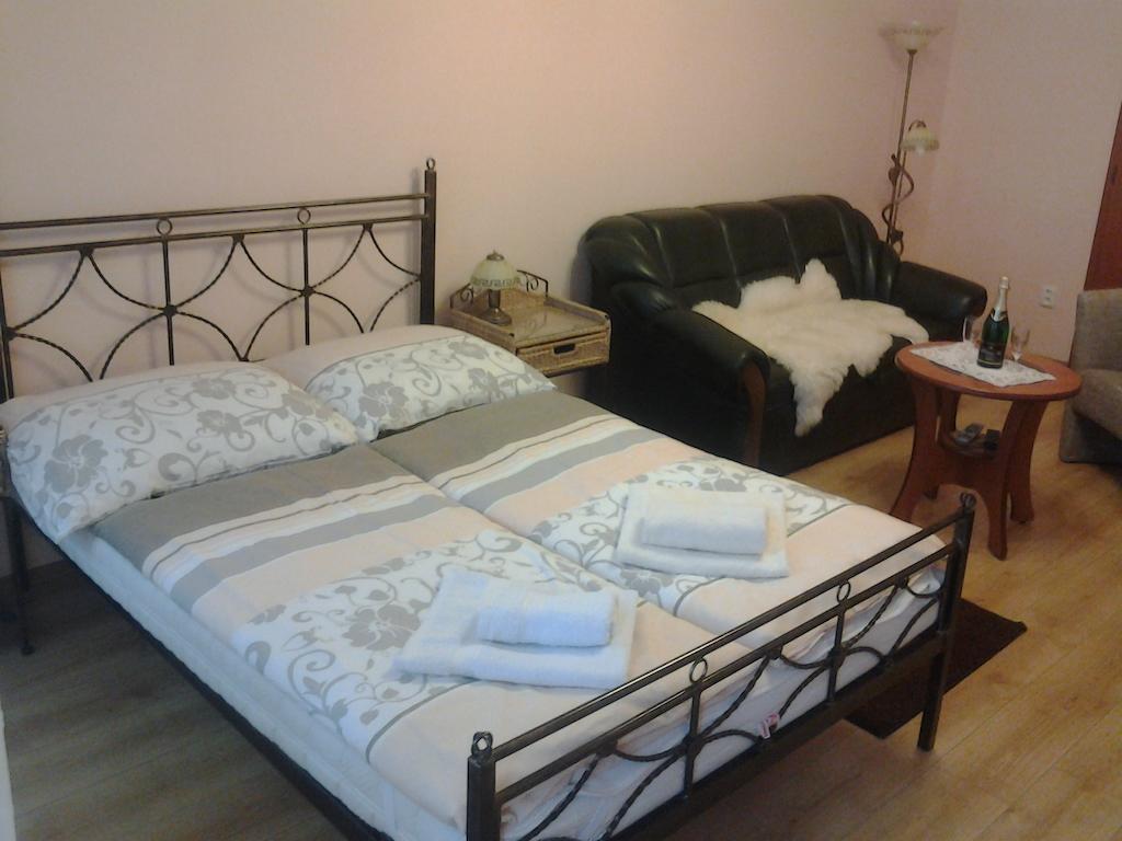 U Tri Jehnatek Apartment Karlovy Vary Room photo